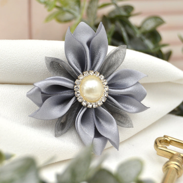 Blütenbrosche "Frosty Silver" Stoffblüte mit Broschennadel zum Anstecken