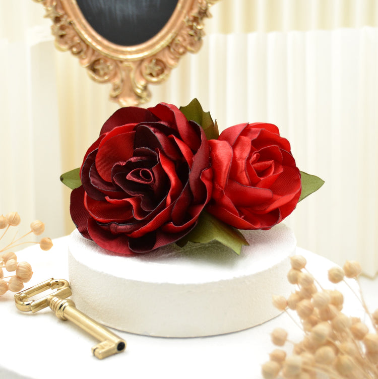 Romantischer Haarschmuck  | Blumenhaarclip "Rose Lovers"mit roten Rosen aus Satin Stoff