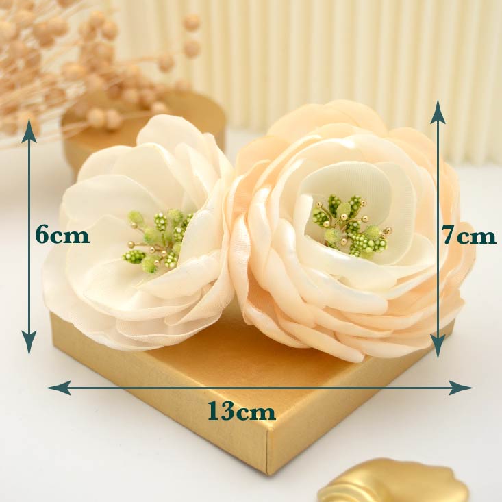 Französische Haarspange "Wild Roses" mit zwei handgefertigten Blüten aus Satin in Ivory und Creme