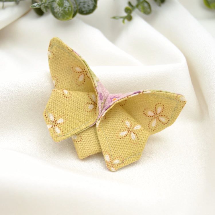 Stoff Brosche "Nora" Motte im Origami Stil Gelb mit Blumen