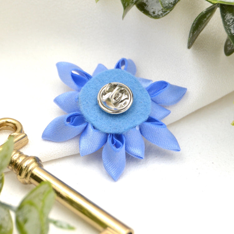 Brosche "Snowflake" - Zarte Stoffbrosche Sternflocke aus Satin