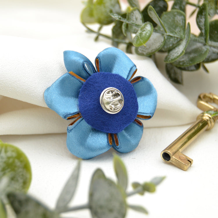Brosche "Sky" - Zarte Kanzashi Blüte aus Satin in Blau und Gold