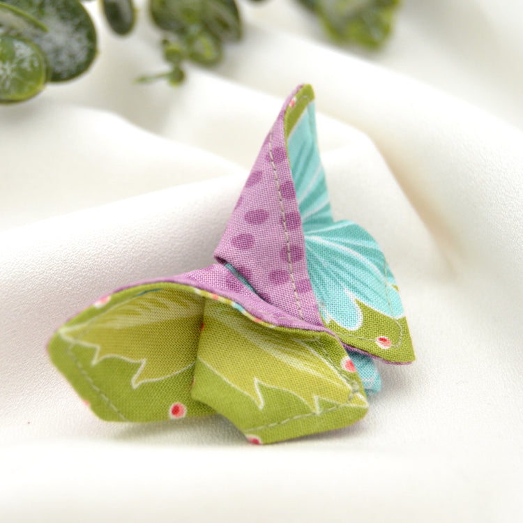 Stoff Brosche "Corinne" Motte im Origami Stil