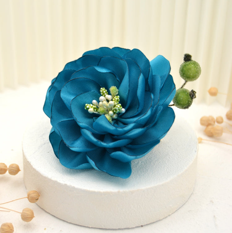 Brosche "Sea Breeze" mit handgefertigter Stoff-Blüte in Türkis