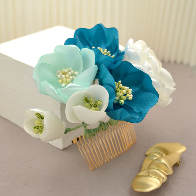 Haarkamm "Sea Breeze" mit handgefertigten Blüte aus Satin