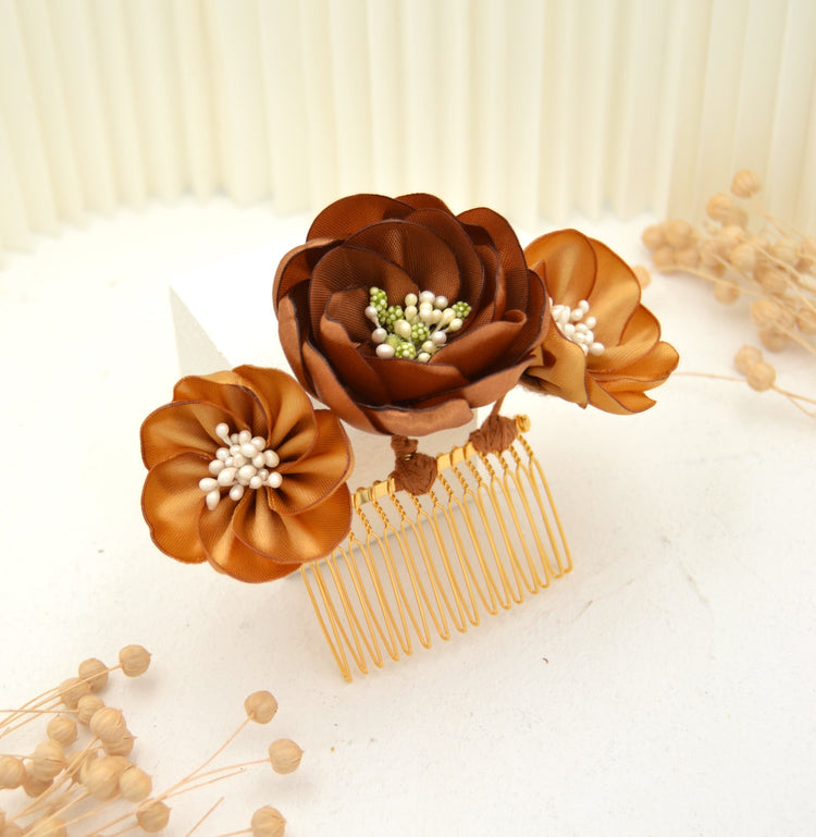 Romantischer Haarkamm "Warm Beauty" mit handgefertigten Blüten in Gold und Braun