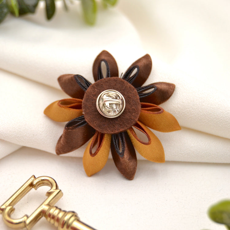 Blüten Brosche "Chestnut Star" - Blume in Braun & Gold mit Broschenpin