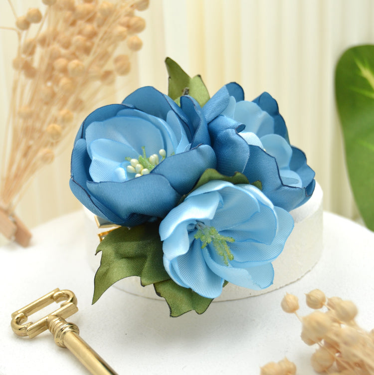 Haarclip "Something Blue" mit drei blauen Blumen aus Satin Stoff
