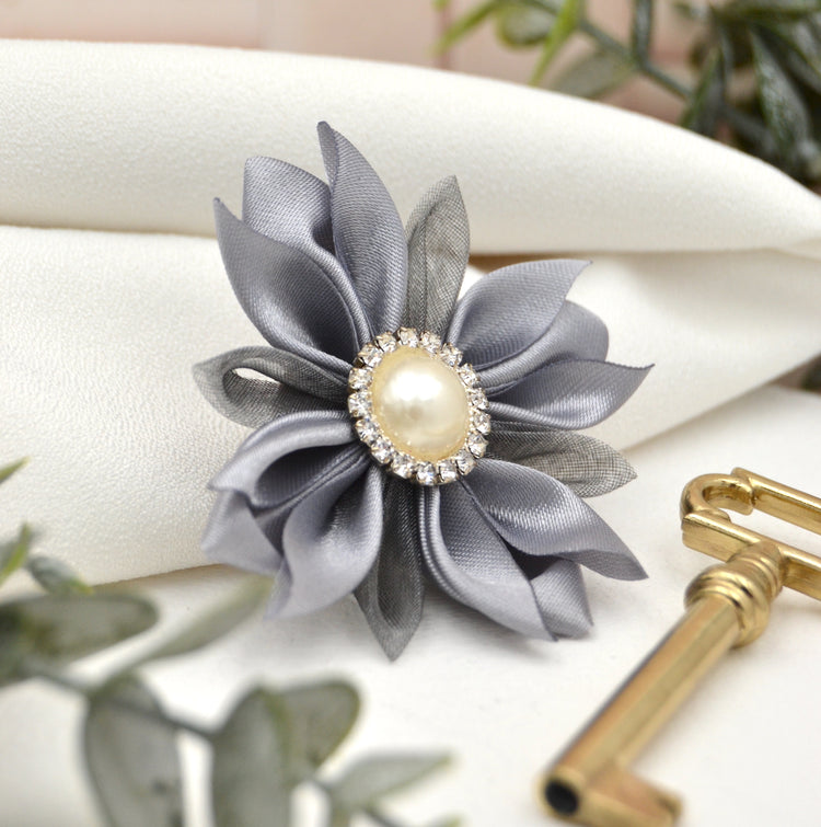 Blütenbrosche "Frosty Silver" Stoffblüte mit Broschennadel zum Anstecken
