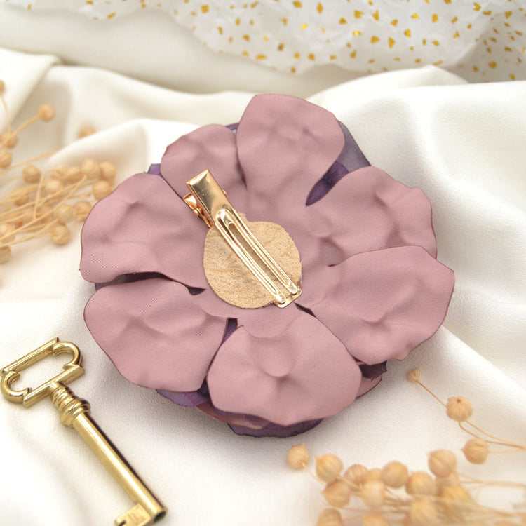 Haarclip "Ema" mit großer Blüte aus lila Satin und goldenem Chiffon