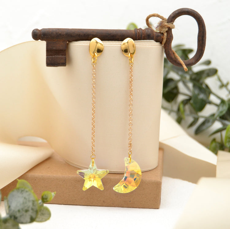Lange Hängeohrringe "Moon&Star" Asymmetrische Paar Ohrhänger mit Mond und Stern aus geschliffenem Glas