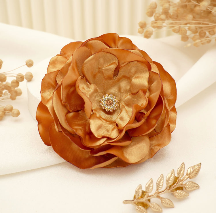 Brosche "Golden Times" mit großer Blüte aus goldenem Satin