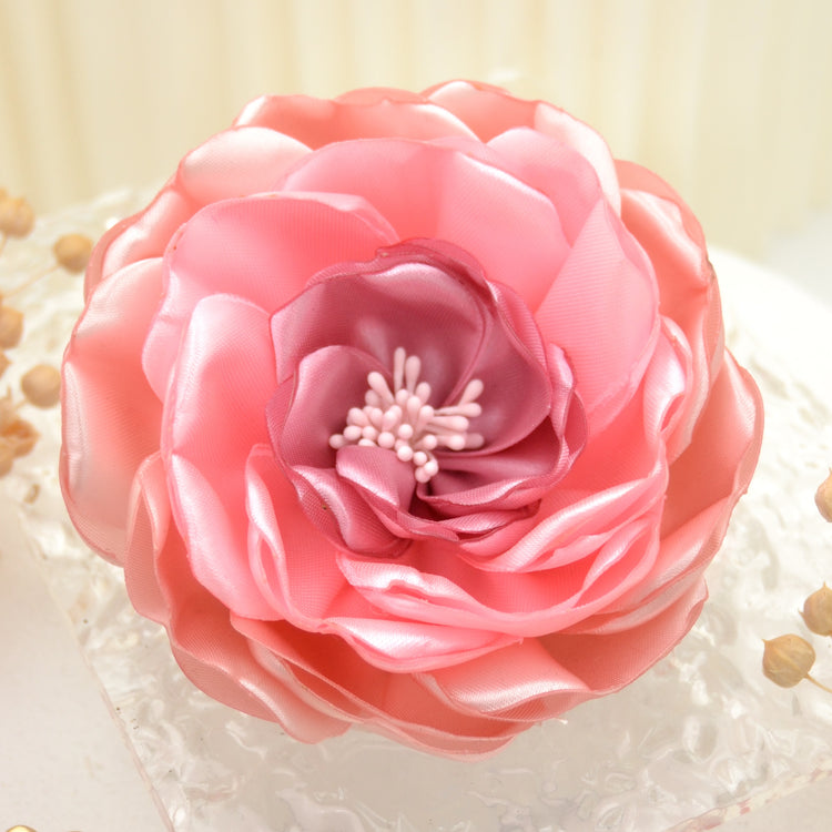 Große rosa Satin Blumenbrosche "Valerie | Handgefertigte Blüte zum Anstecken