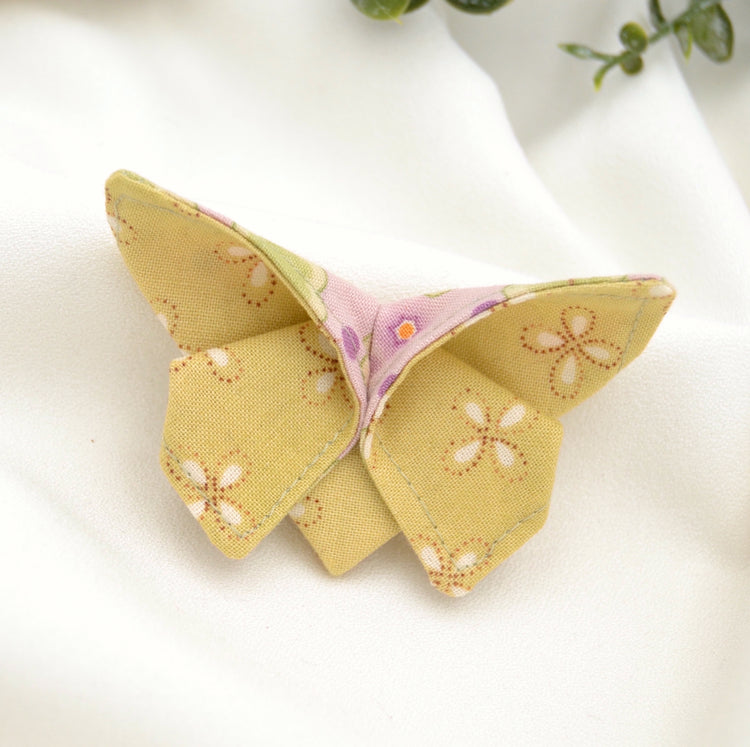 Stoff Brosche "Nora" Motte im Origami Stil Gelb mit Blumen