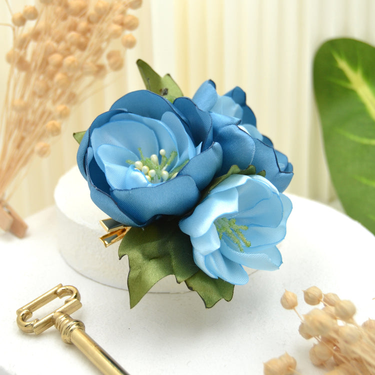 Haarclip "Something Blue" mit drei blauen Blumen aus Satin Stoff