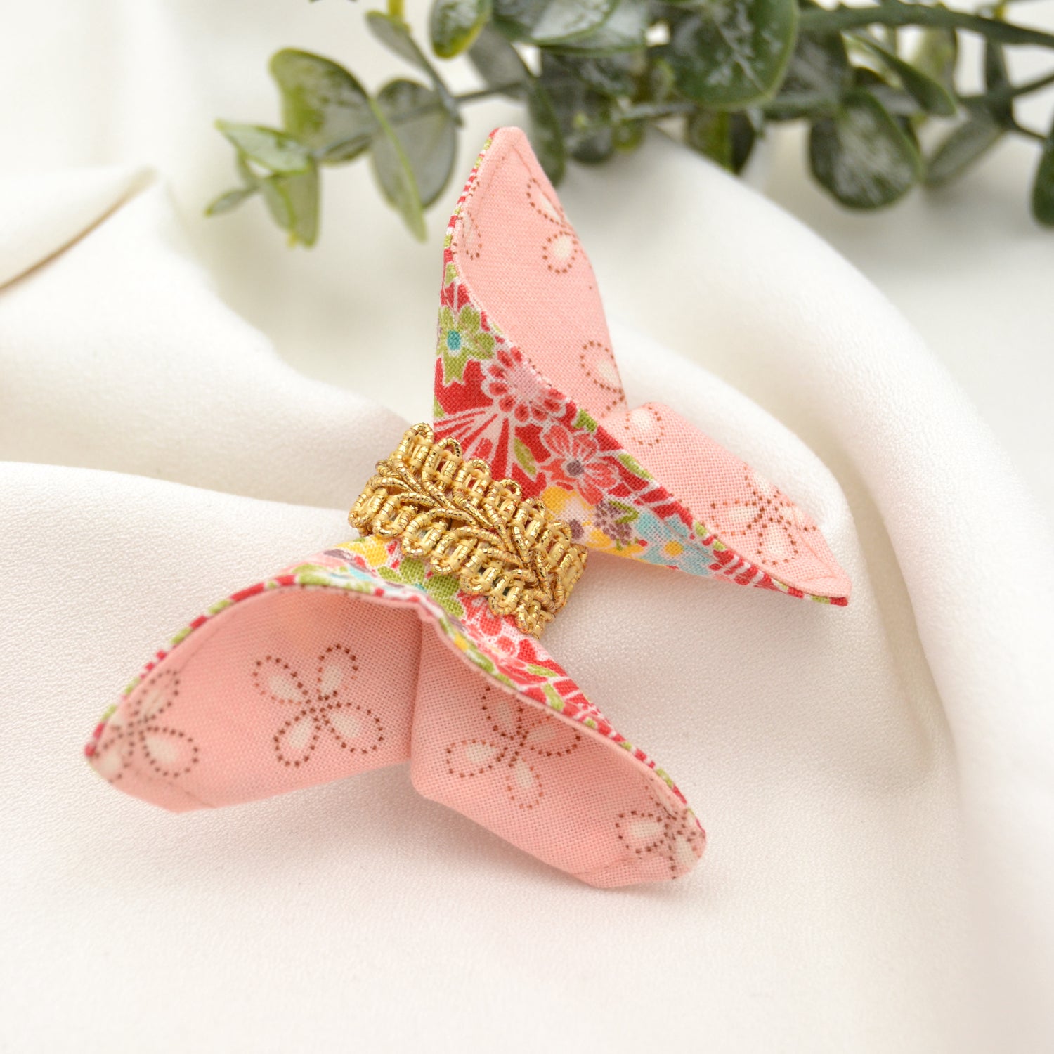 handgefertigte Brosche aus Stoff Schmetterling in Rot und Rosa mit Blumen