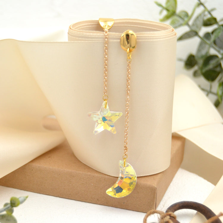 Lange Hängeohrringe "Moon&Star" Asymmetrische Paar Ohrhänger mit Mond und Stern aus geschliffenem Glas