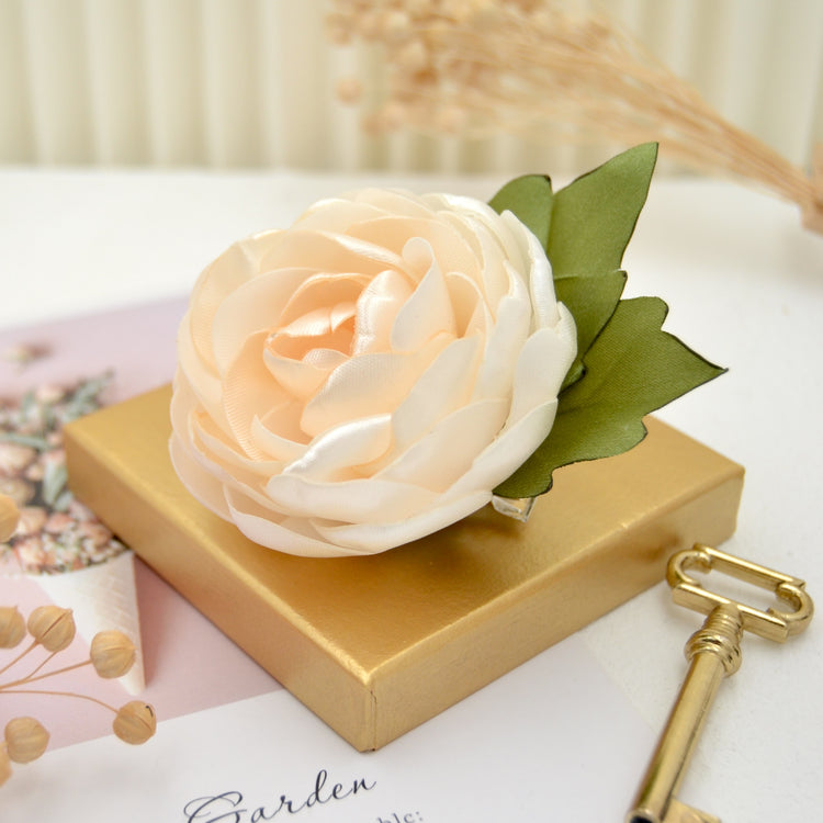 Elfenbeinfarbene Rose fürs Haar | Blumenhaarclip "Innocent" Weiße Blüte und Blättern aus Satin (Kopie)