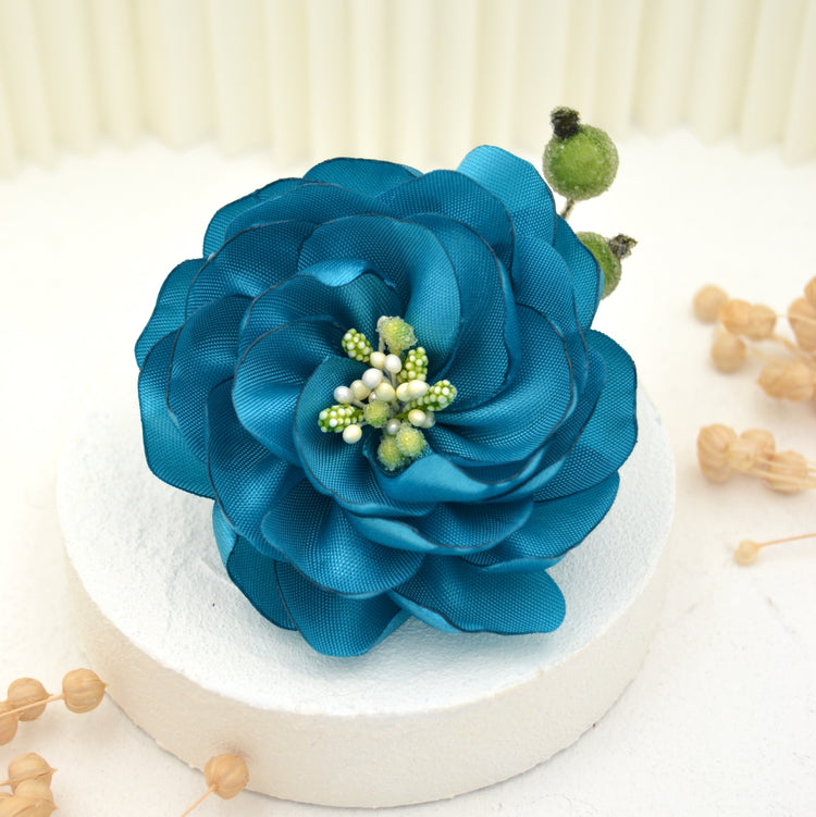Brosche "Sea Breeze" mit handgefertigter Stoff-Blüte in Türkis