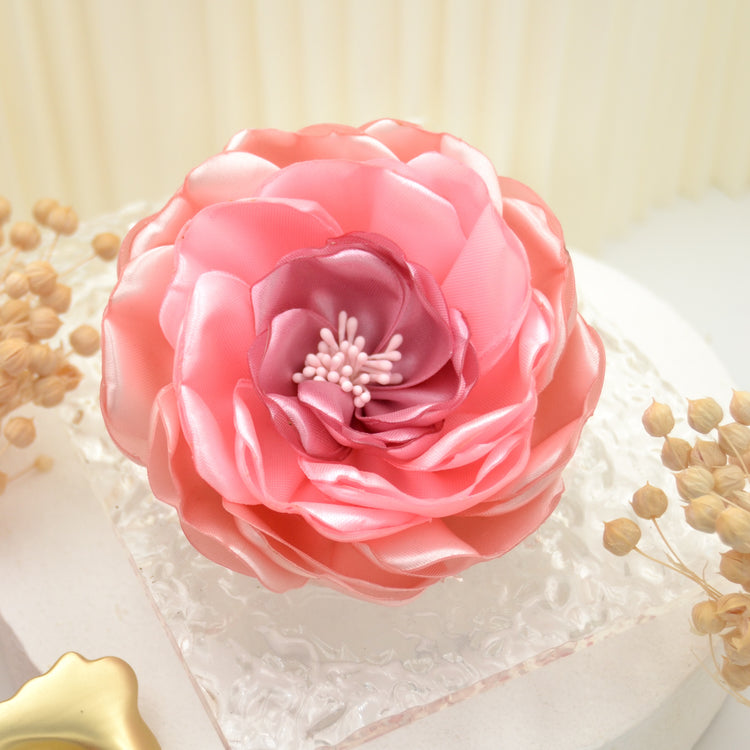 Große rosa Satin Blumenbrosche "Valerie | Handgefertigte Blüte zum Anstecken