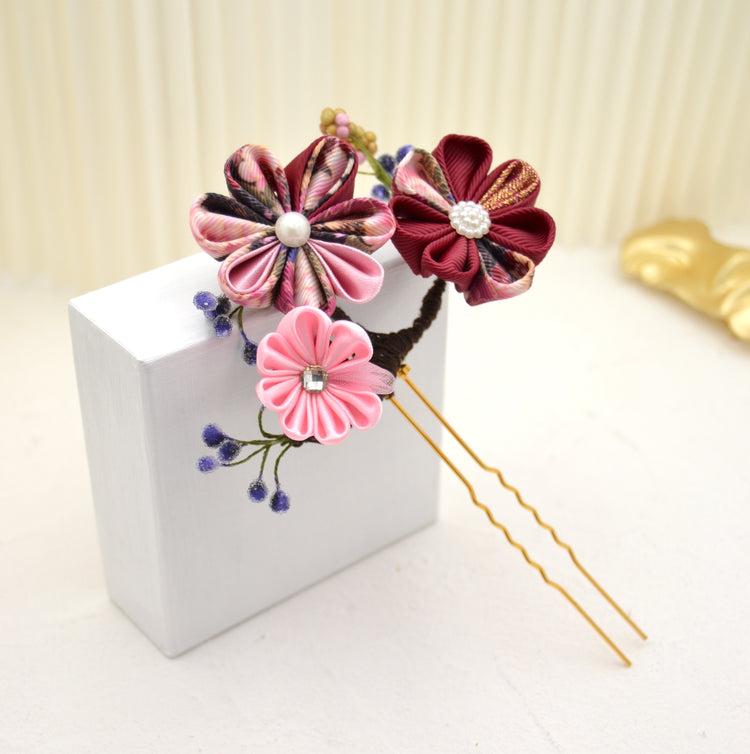 Haarnadel "Blooming" Haarschmuck mit Kanzashi Blüten und Beeren