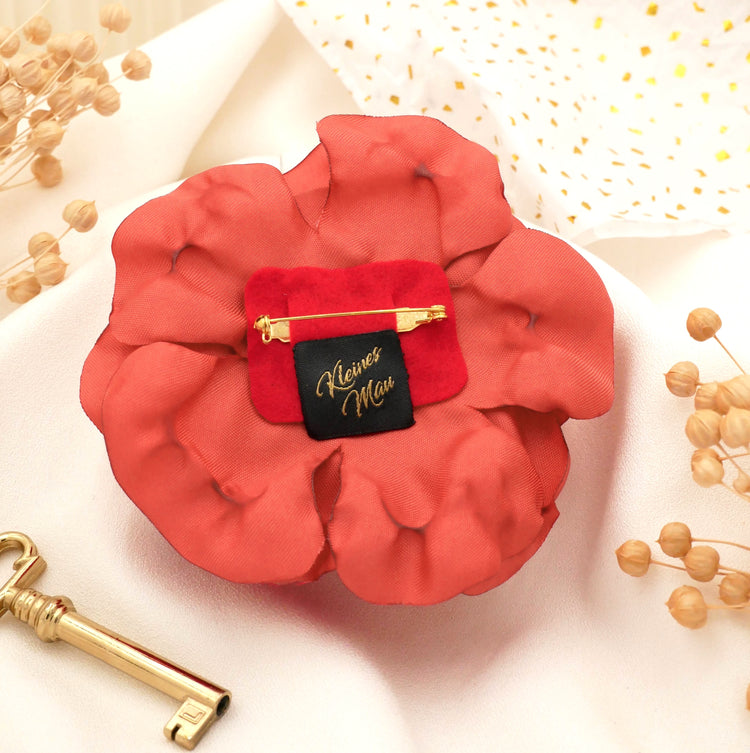 Brosche "Burnt Orange" mit großer Blüte aus orangerotem Satin