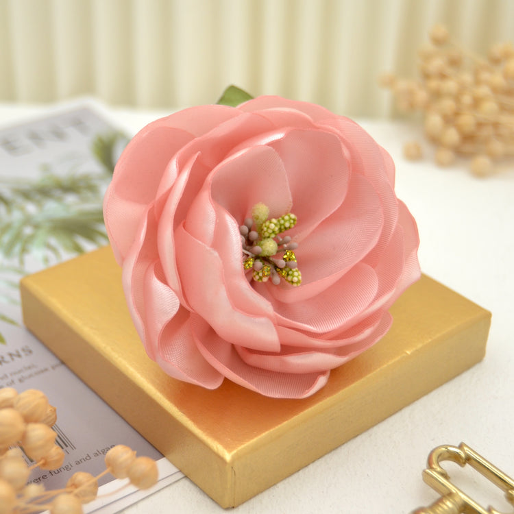 Rosa Rose fürs Haar | Blumenhaarclip "Kiss Me" mit rosa Blüte und Blättern aus Satin