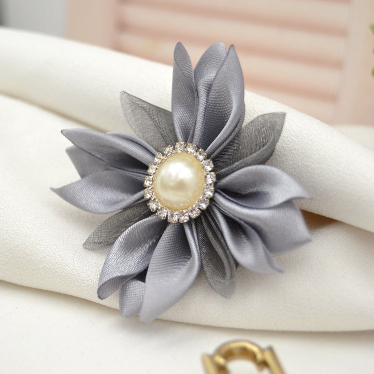 Blütenbrosche "Frosty Silver" Stoffblüte mit Broschennadel zum Anstecken