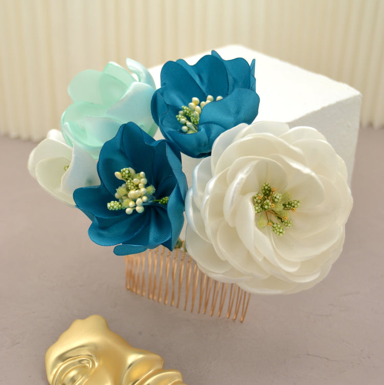 Haarkamm "Sea Breeze" mit handgefertigten Blüte aus Satin