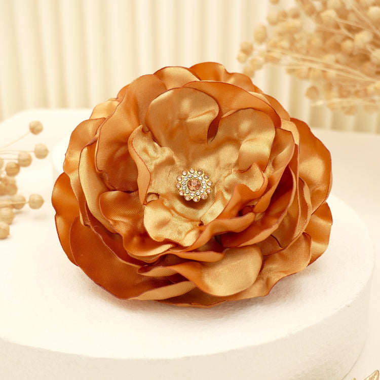 Brosche "Golden Times" mit großer Blüte aus goldenem Satin