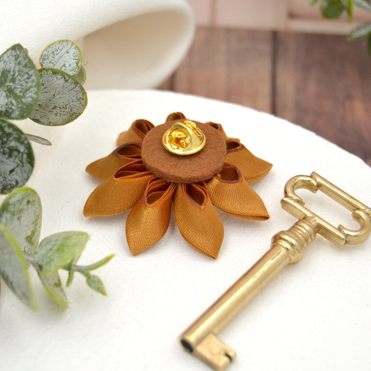 Festlicher Broschepin "Treasures" - Goldfarbene Blume mit Broschenpin