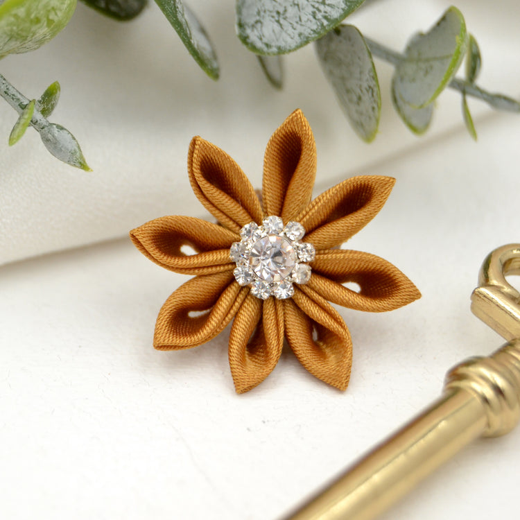 Kleine filigrane Blumenbrosche "Golden Times" Zarte Stoffblüte mit Broschenpin