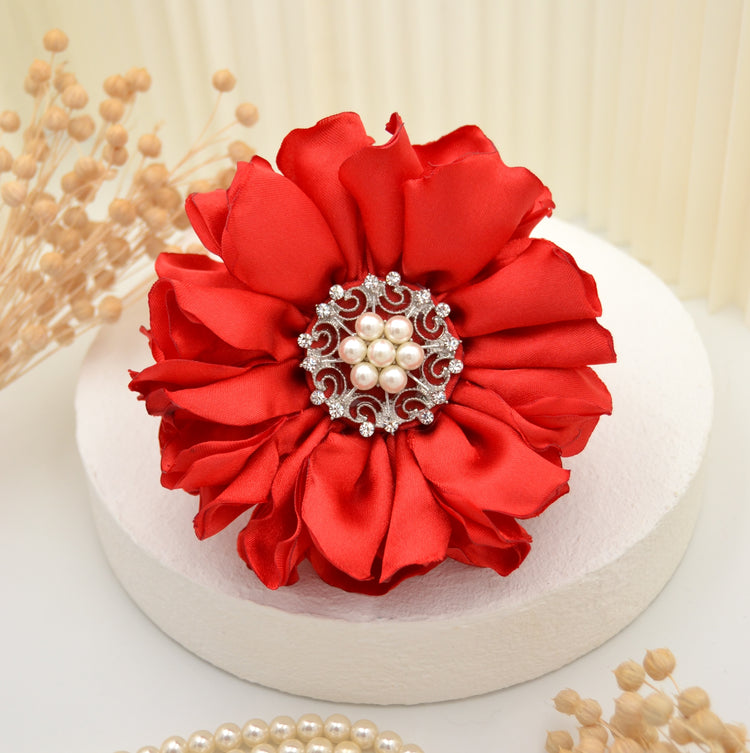 Haarclip "Radiant Red" mitt leuchtend Roter Blume aus Satin