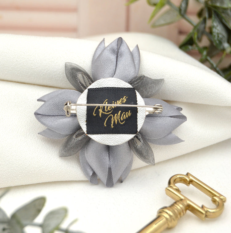 Blütenbrosche "Frosty Silver" Stoffblüte mit Broschennadel zum Anstecken
