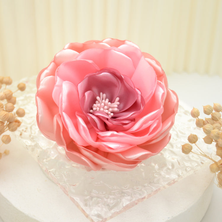 Große rosa Satin Blumenbrosche "Valerie | Handgefertigte Blüte zum Anstecken