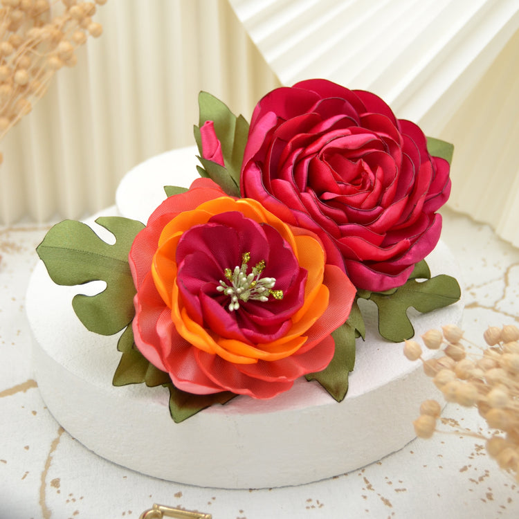Tropic Charm Haarclip mit lebendigen Blumen und handgefertigten Blättern für Sommerpartys und Boho-Hochzeiten.