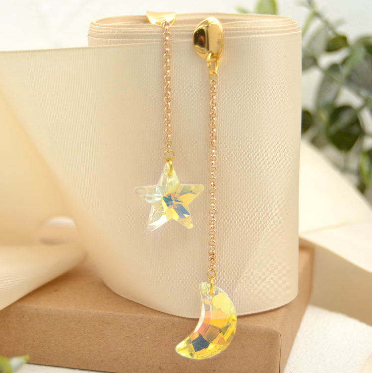 Lange Hängeohrringe "Moon&Star" Asymmetrische Paar Ohrhänger mit Mond und Stern aus geschliffenem Glas