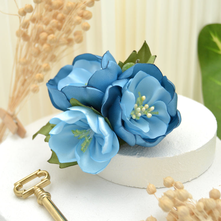 Haarclip "Something Blue" mit drei blauen Blumen aus Satin Stoff