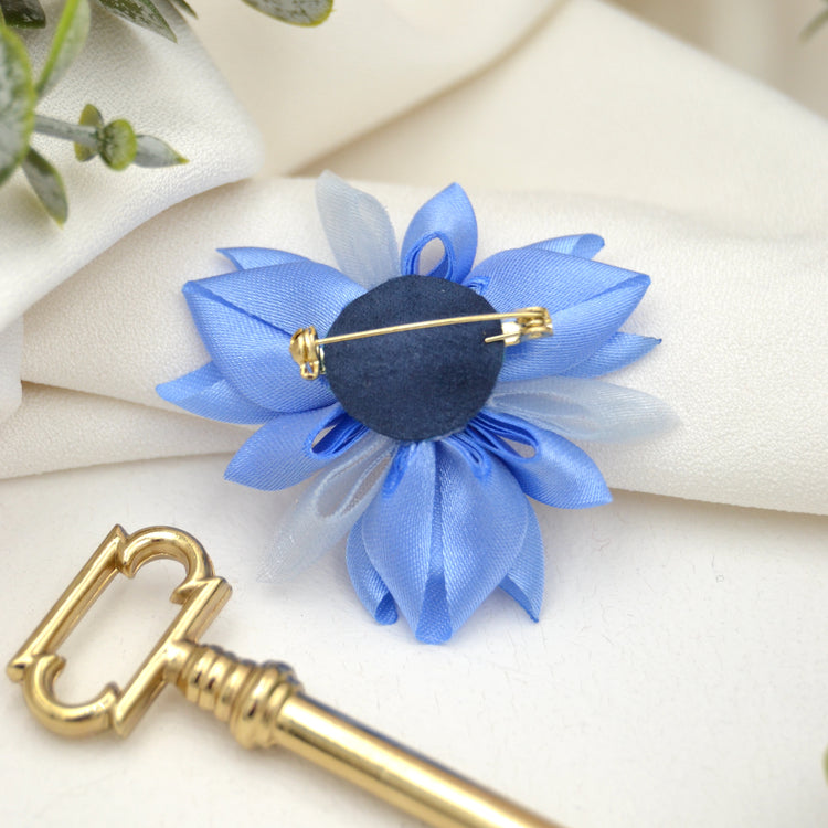 Brosche "Icy Blue"  - Hellblaue Satin Ansteckblüte mit Broschennadel