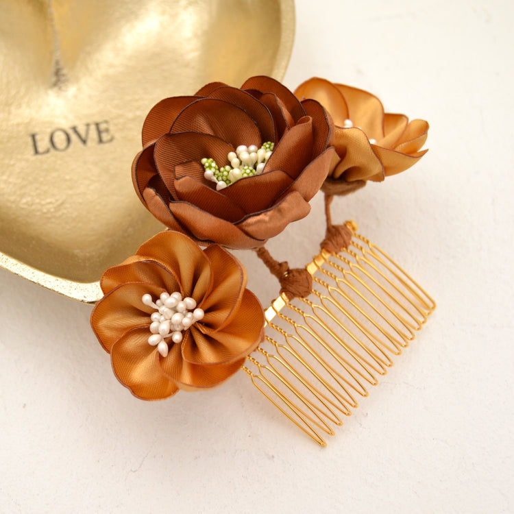 Romantischer Haarkamm "Warm Beauty" mit handgefertigten Blüten in Gold und Braun