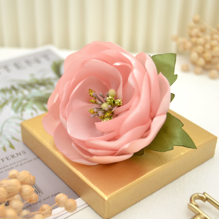 Rosa Rose fürs Haar | Blumenhaarclip "Kiss Me" mit rosa Blüte und Blättern aus Satin
