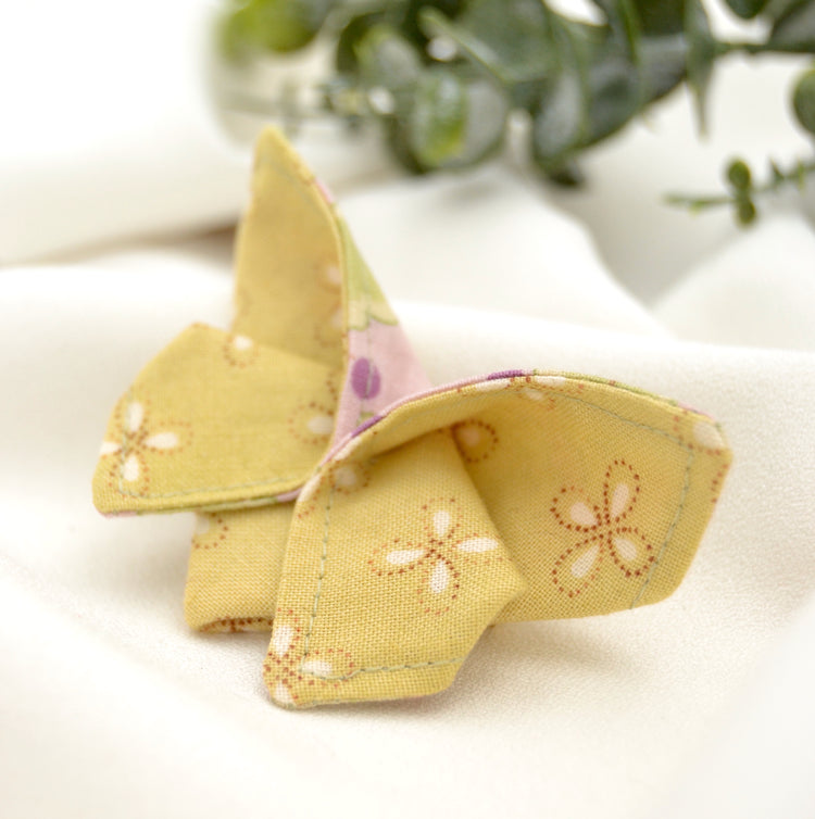 Stoff Brosche "Nora" Motte im Origami Stil Gelb mit Blumen
