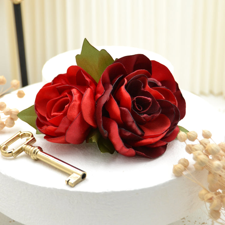 Romantischer Haarschmuck  | Blumenhaarclip "Rose Lovers"mit roten Rosen aus Satin Stoff