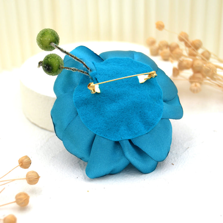 Brosche "Sea Breeze" mit handgefertigter Stoff-Blüte in Türkis