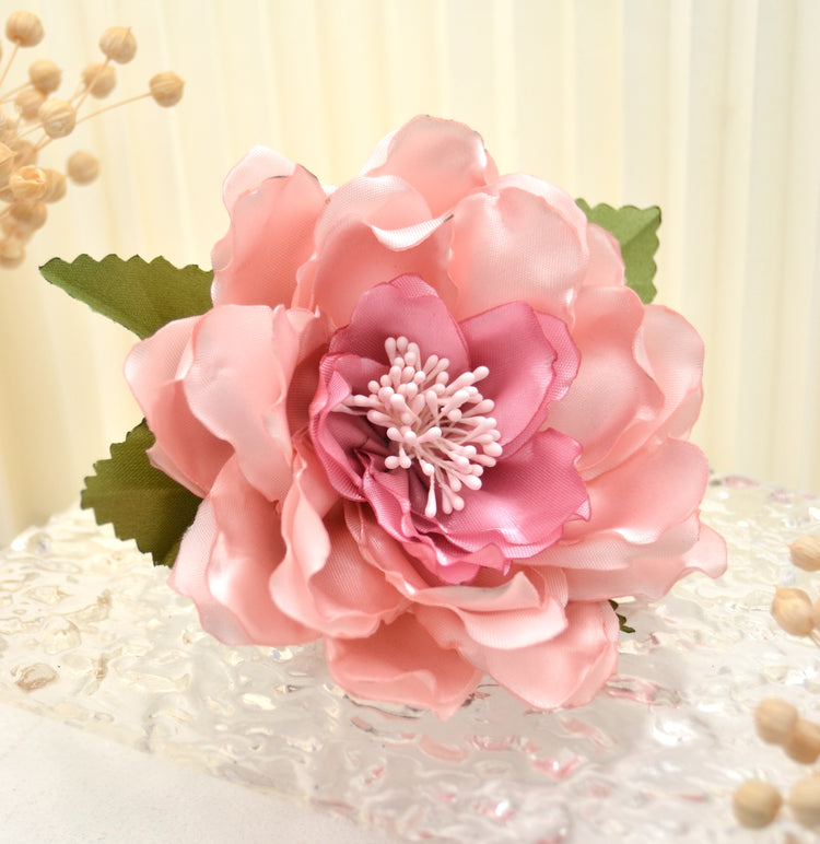 Blumenbrosche "Armande" handgefertigte Satinblüte | Rosa Blüte zum Anstecken