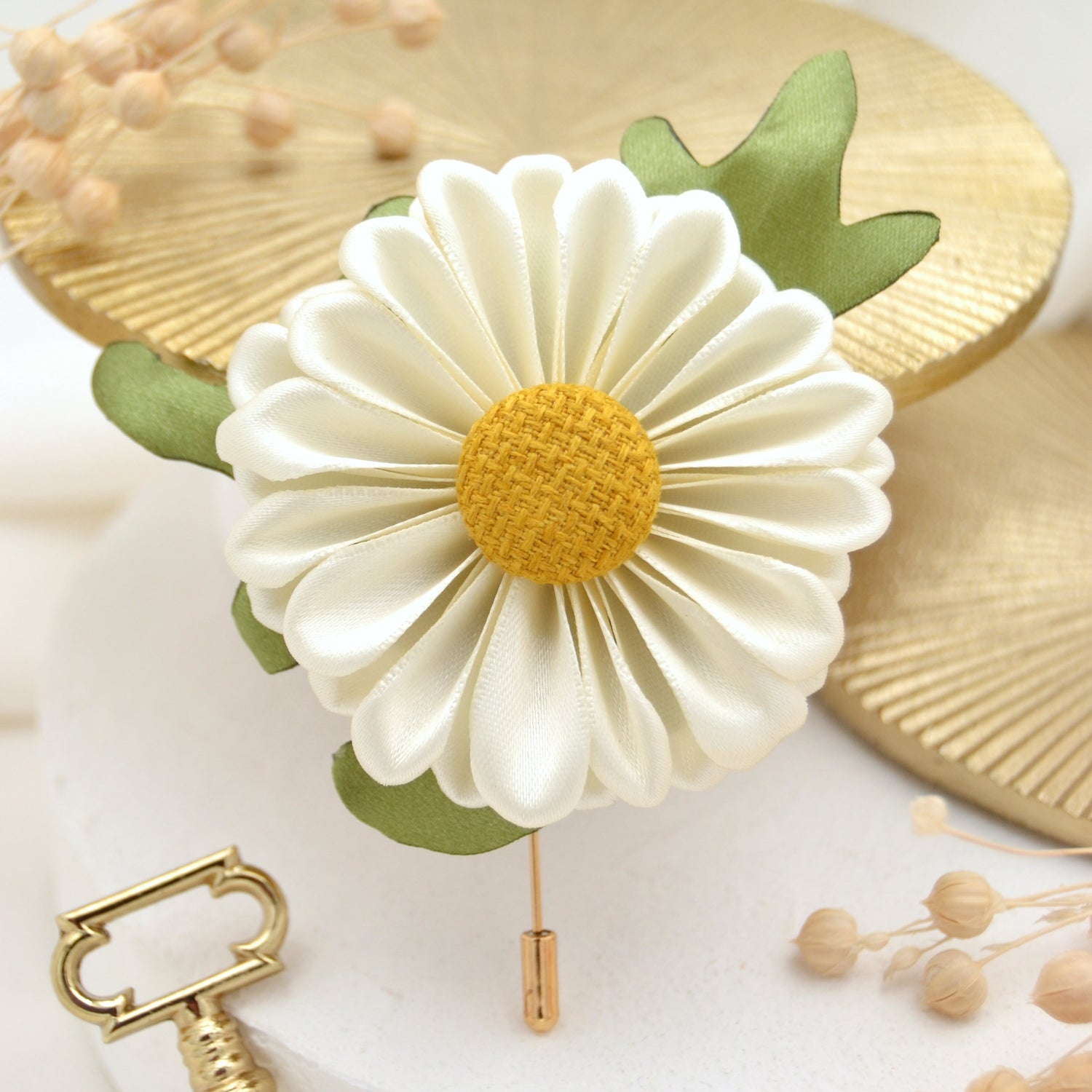 Anstecknadel mit Stoffblume MArgerite in Weiß und gelb