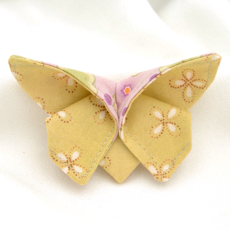 Stoff Brosche "Nora" Motte im Origami Stil Gelb mit Blumen