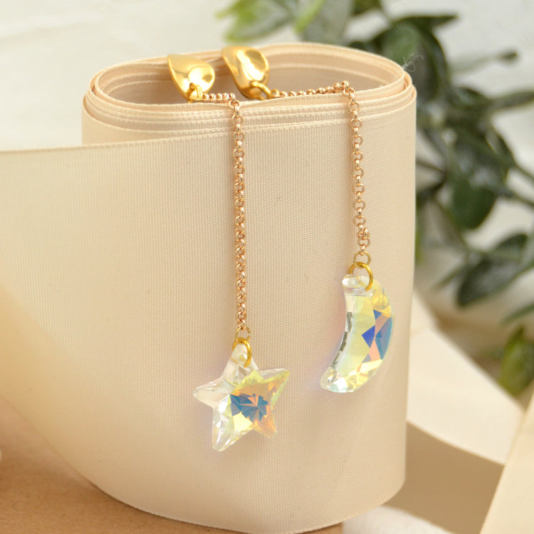 Lange Hängeohrringe "Moon&Star" Asymmetrische Paar Ohrhänger mit Mond und Stern aus geschliffenem Glas