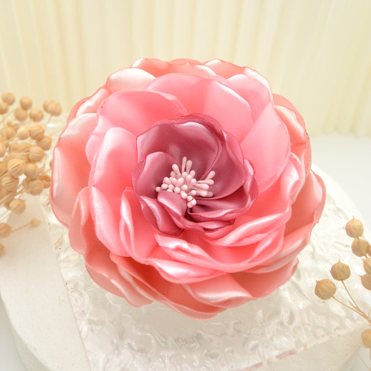 Große rosa Satin Blumenbrosche "Valerie | Handgefertigte Blüte zum Anstecken