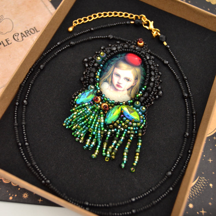 Lange Perlenkette "Apple Carol" Lange Kette miit Perlen und Cabochon Magical Carols Collection